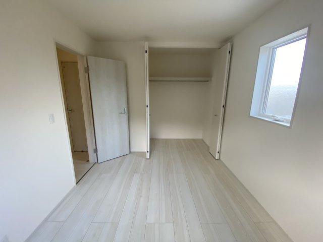 ☆新築デザイナーズ分譲　【いわき市鹿島町久保第2　全3棟】　1号棟の収納|同施工◆収納スペースの写真です◆　十分な広さがあるので収納には困りませんね♪　お手持ちの衣類ケースなども置ける大空間で、寝室がスッキリ使えます。