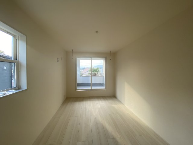 ☆新築デザイナーズ分譲　【いわき市鹿島町久保第2　全3棟】　1号棟の洋室|同施工◆居室の写真です◆　柔らかい陽光が差し込む明るいお部屋を演出☆　使い勝手の良い間取りなので、ご家族の状況の変化にも耐えられますね。