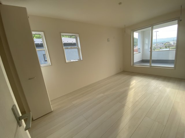 ☆新築デザイナーズ分譲　【いわき市鹿島町久保第2　全3棟】　1号棟の洋室|同施工◆居室の写真です◆　日当たり良好の居室は気持ちが良いですね。　家族構成によって色んなアレンジを加えられます♪それぞれにプライベートなスペースを持ち、子どもたちの成長も見守ることができますね。