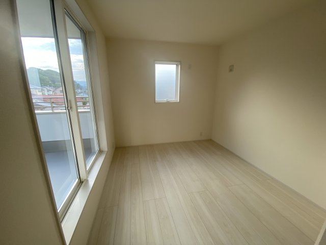 ☆新築デザイナーズ分譲　【いわき市鹿島町久保第2　全3棟】　1号棟の洋室|同施工　◆居室の写真です◆　充分な広さの収納を備え、採光良好な洋室は、快適空間。プライベートの時間もゆったりお寛ぎ頂けそうです。

