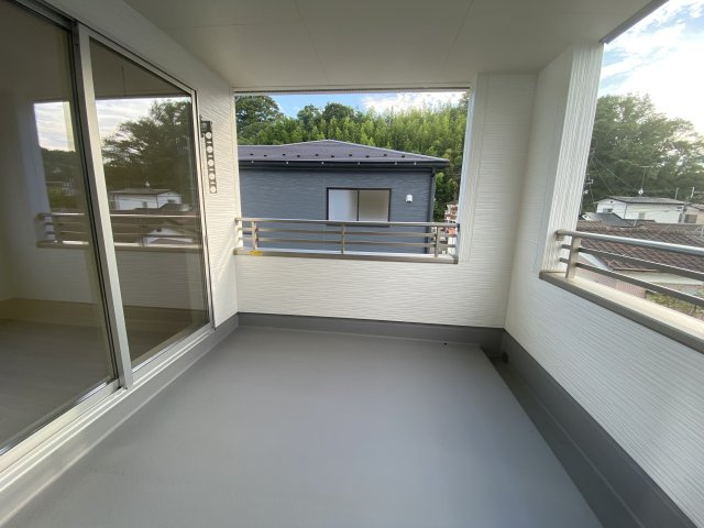 ☆新築デザイナーズ分譲　【いわき市鹿島町久保第2　全3棟】　1号棟のバルコニー|同施工◆バルコニーの写真です◆　
洗濯物から布団まで一度にたくさん干せて便利です♪
眺めのよいバルコニーで、あなただけのリラックスタイムを☆