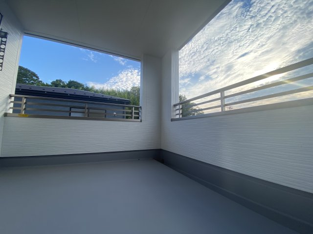 ☆新築デザイナーズ分譲　【いわき市鹿島町久保第2　全3棟】　1号棟のバルコニー|同施工◆バルコニーの写真です◆　お布団など大きいものも、充分に干せる広さがございます。人気のベランピングも楽しめる広さ！自宅のアウトドア空間でゆったり過ごせます。