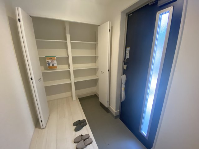 ☆新築デザイナーズ分譲　【いわき市鹿島町久保第2　全3棟】　1号棟のその他|同施工◆玄関の写真です◆
広々玄関で人の出入りが楽！　シューズボックスは収納力たっぷりで、整理整頓も楽ちんですね。お洒落な玄関はお客様からも喜んでいただけそうです！！