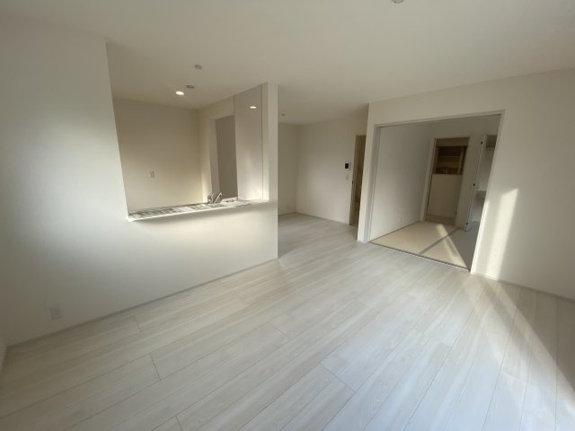 ☆新築デザイナーズ分譲　【いわき市鹿島町久保第2　全3棟】　1号棟の居間・リビング|同施工　◆リビングの写真です◆　ホームパーティーも盛り上がりそうなおしゃれなリビング♪　広いリビングで快適に、ゆったりと過ごせますね♪