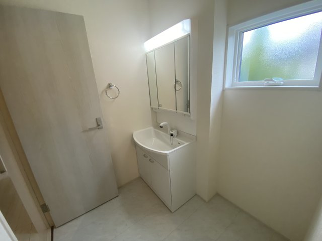 ☆新築デザイナーズ分譲　【いわき市鹿島町久保第2　全3棟】　1号棟の独立洗面台|同施工◆洗面所の写真です◆　ミラー裏に収納棚を設け、細やかな洗面道具もスッキリ収納できます♪

