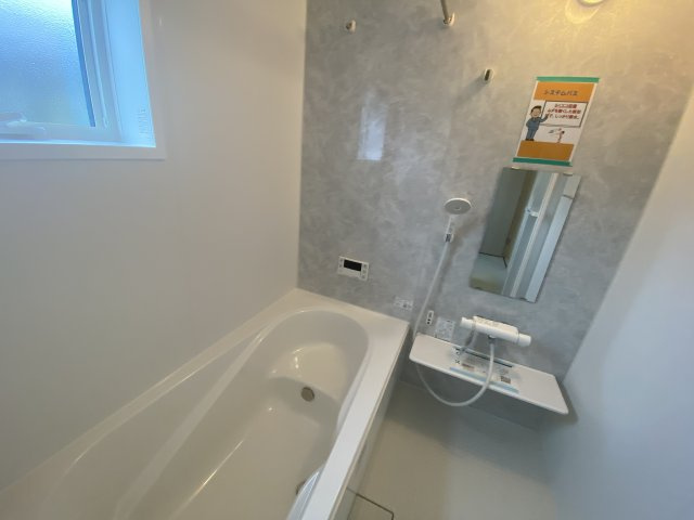 ☆新築デザイナーズ分譲　【いわき市鹿島町久保第2　全3棟】　3号棟の浴室|同施工　◆ユニットバスの写真です◆　バリアフリー設計なので、小さなお子様からご年配の方まで安心して入浴することができます。　ご家族それぞれの生活リズムに合わせて、いつでも温かいお風呂に入れます。

