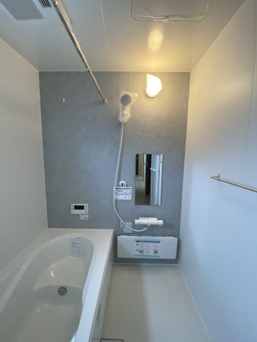 ☆新築デザイナーズ分譲　【いわき市鹿島町久保第2　全3棟】　3号棟の浴室|同施工　◆ユニットバスの写真です◆　毎日の疲れを癒す広々とした浴室は、足を伸ばしてゆっくりとくつろげます♪　音楽を聴いたり、自分だけの特別な時間に・・・♪半身浴にピッタリですね♪