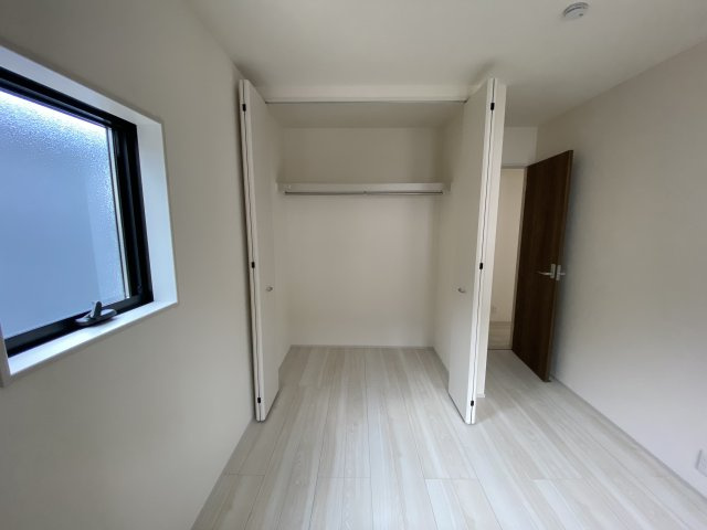 ☆新築デザイナーズ分譲　【いわき市鹿島町久保第2　全3棟】　3号棟の収納|同施工◆収納スペースの写真です◆　十分な広さがあるので収納には困りませんね♪　お手持ちの衣類ケースなども置ける大空間で、寝室がスッキリ使えます。
