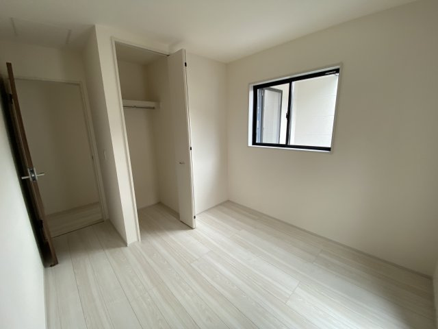 ☆新築デザイナーズ分譲　【いわき市鹿島町久保第2　全3棟】　3号棟の洋室|同施工◆居室の写真です◆　柔らかい陽光が差し込む明るいお部屋を演出☆　使い勝手の良い間取りなので、ご家族の状況の変化にも耐えられますね。