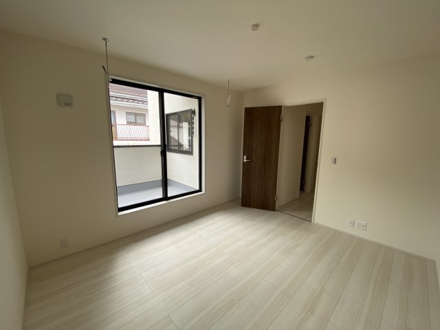 ☆新築デザイナーズ分譲　【いわき市鹿島町久保第2　全3棟】　3号棟の洋室|同施工　◆居室の写真です◆　充分な広さの収納を備え、採光良好な洋室は、快適空間。プライベートの時間もゆったりお寛ぎ頂けそうです。

