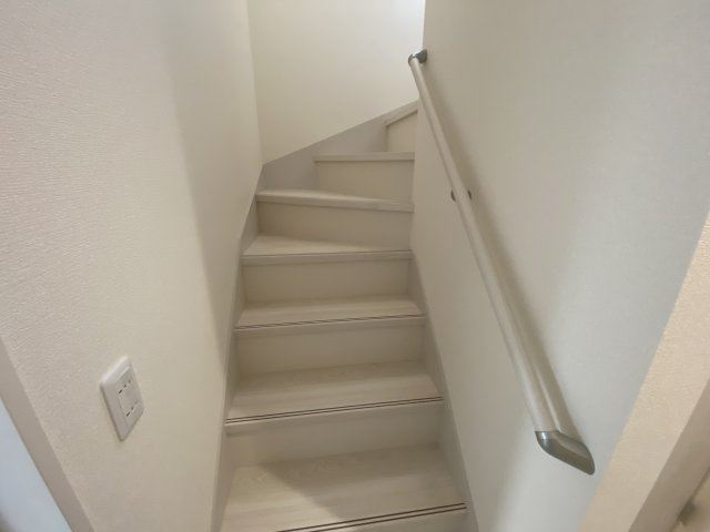 ☆新築デザイナーズ分譲　【いわき市鹿島町久保第2　全3棟】　3号棟のその他|同施工　◆階段の写真です◆　
階段は家族がほぼ毎日通る動線の為、安全上の配慮が必要です！
階段は手すり付きなので、小さなお子様からご年配の方まで安心ですね♪



