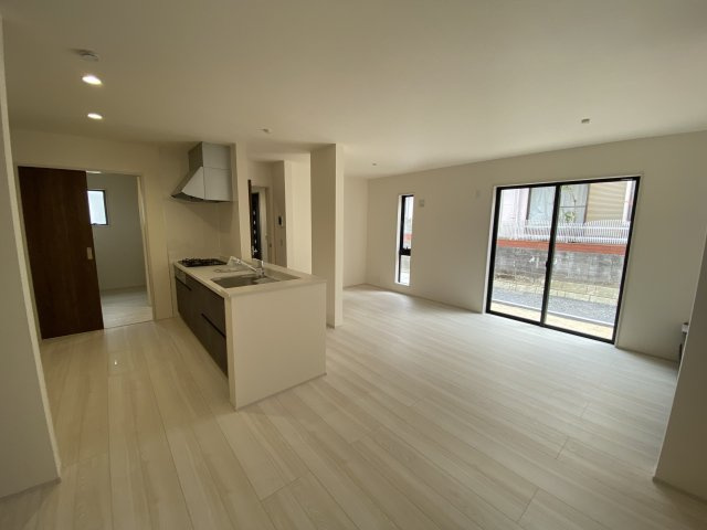 ☆新築デザイナーズ分譲　【いわき市鹿島町久保第2　全3棟】　3号棟の居間・リビング|同施工　◆リビングの写真です◆　ホームパーティーも盛り上がりそうなおしゃれなリビング♪　広いリビングで快適に、ゆったりと過ごせますね♪