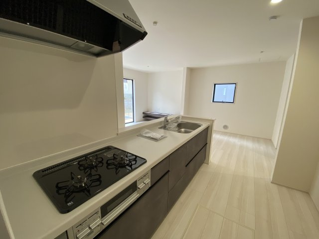 ☆新築デザイナーズ分譲　【いわき市鹿島町久保第2　全3棟】　3号棟のキッチン|同施工◆キッチンの写真です◆　デザイン性と機能性を兼ね備えたキッチンです。　収納力も大満足◎　対面式キッチンは、家族の会話が途切れませんね♪


