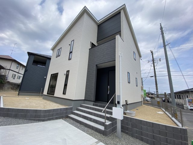 ☆新築デザイナーズ分譲　【いわき市鹿島町久保第2　全3棟】　3号棟の前面道路含む現地写真|同施工◆外観の写真です◆　
暮らしやすさに配慮したゆとりある住空間です♪　人気のデザイナーズ物件で気分が上がりますね♪（＾＾）/