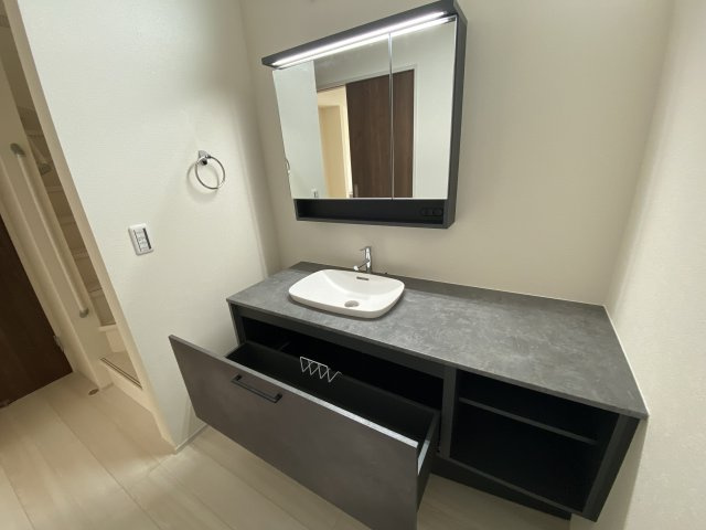 ☆新築デザイナーズ分譲　【いわき市鹿島町久保第2　全3棟】　3号棟の洗面所|同施工◆洗面所の写真です◆　ミラー裏に収納棚を設け、細やかな洗面道具もスッキリ収納できます♪

