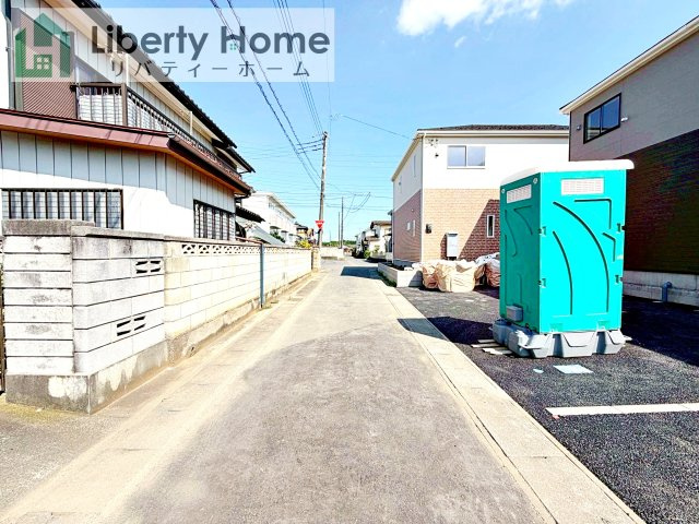 石岡市東光台第4　新築戸建　1号棟の前面道路含む現地写真