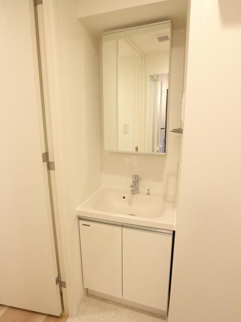 エストゥルース東向島の独立洗面台|別部屋