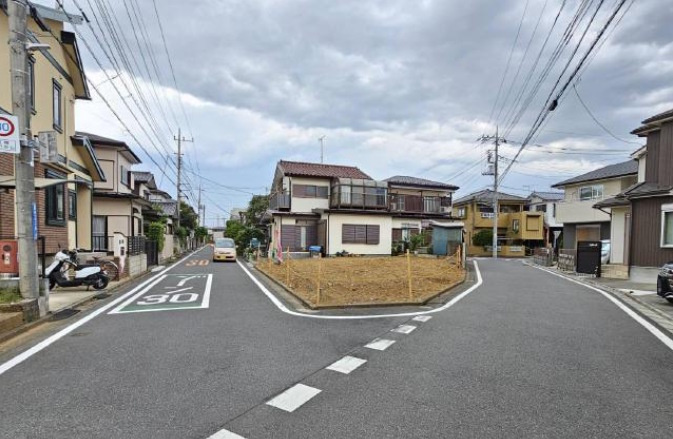 敷地面積32坪　売地　ふじみ野市桜ケ丘の前面道路含む現地写真|角地！南西側公道5.2ｍに12ｍ以上、南東側公道4.9ｍに10ｍ以上の接道。お車の出し入れもラクラクです♪