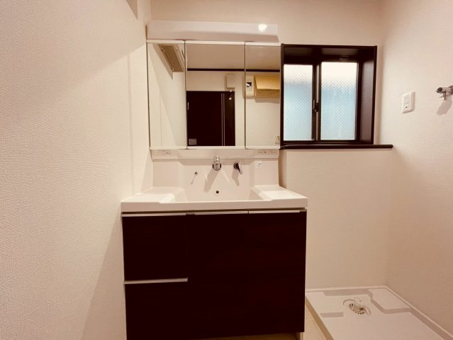 【独立洗面台】 | 練馬区三原台２丁目　中古戸建て | 収納力に優れた三面鏡で、洗面空間をすっきり美しく保てます