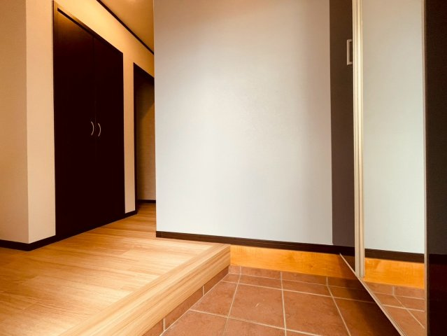 【玄関】 | 練馬区三原台２丁目　中古戸建て | 住まいの第一印象を美しく整える、落ち着きある玄関空間