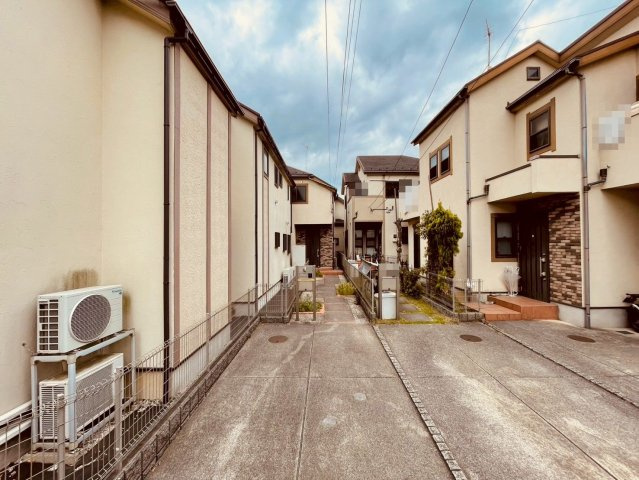 【前面道路含む現地写真】 | 練馬区三原台２丁目　中古戸建て | 玄関までの駐車場～アプローチにゆとりがあり開放的です