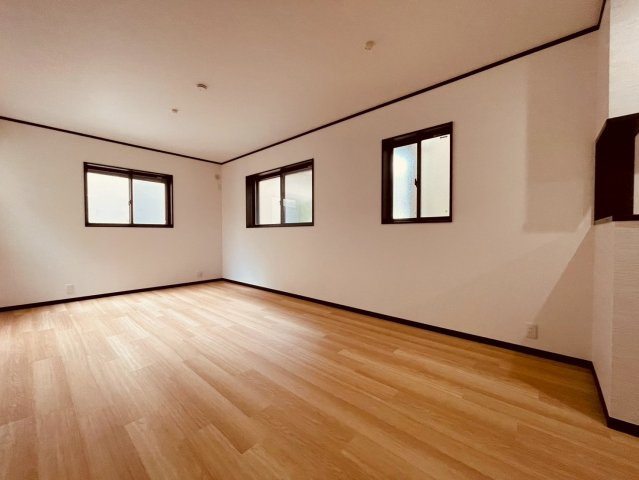 【居間・リビング】 | 練馬区三原台２丁目　中古戸建て | 家族が自然と集まる、明るく開放的な心地よいLDK空間
