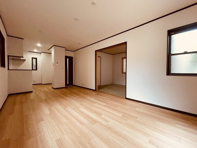【居間・リビング】 | 練馬区三原台２丁目　中古戸建て | ゆとりある広さで、寛ぎと団らんを楽しめる快適なLDK