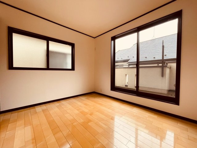 【洋室】 | 練馬区三原台２丁目　中古戸建て | シンプルで使いやすく、プライベート時間を心地よく過ごせる洋室