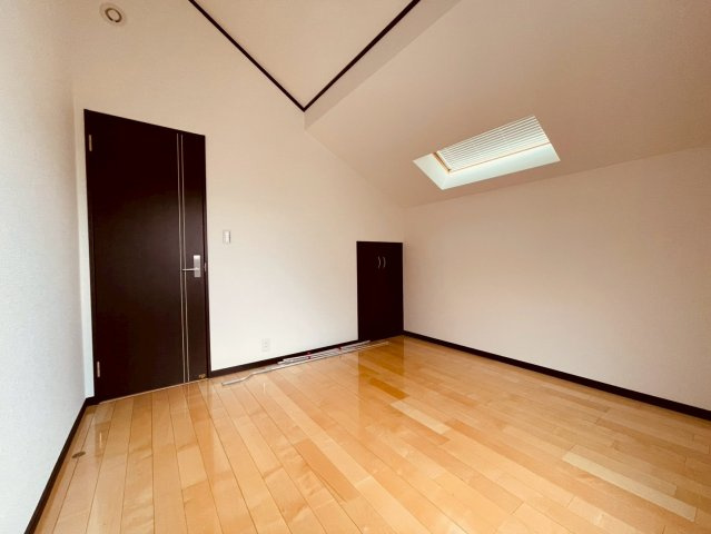 【洋室】 | 練馬区三原台２丁目　中古戸建て | 収納も備えた機能的な設計で、暮らしに合わせて使える洋室空間