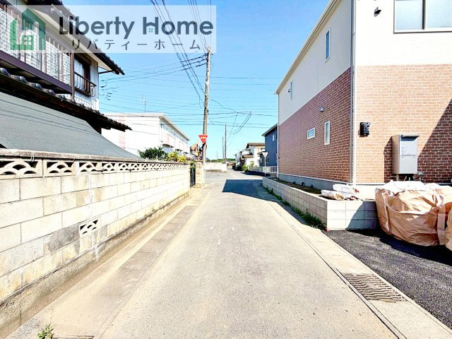 石岡市東光台第4　新築戸建　2号棟の前面道路含む現地写真