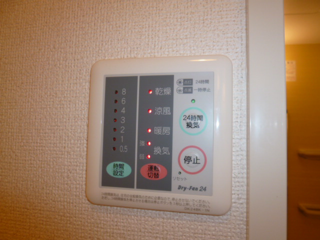 ＳＵＮ’Ｓ　ＧＡＲＤＥＮ中央Ⅲの浴室|浴室乾燥機リモコン