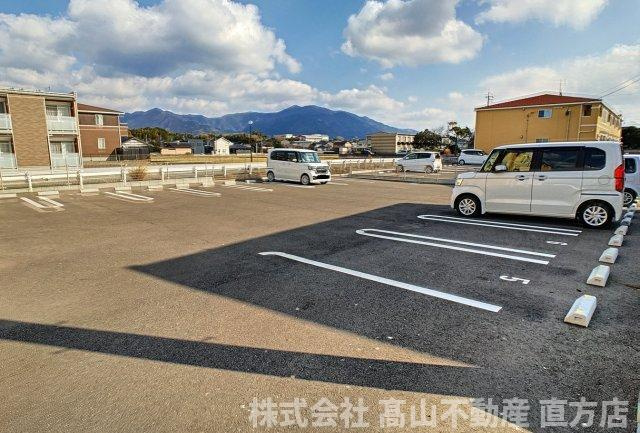 ニューメゾン感田Ａの駐車場