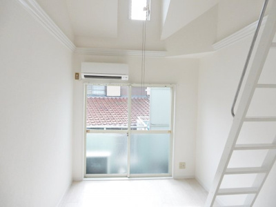 【居間・リビング】 | ネルソンパートⅣ | ロフト完備で使い勝手良好な室内