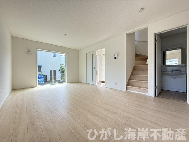 中郡大磯町大磯　新築戸建　全２棟の前面道路含む現地写真|6月4日撮影　建築中　現地外観