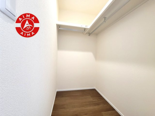福津市花見の里3丁目第5-3棟（1号棟）の収納|洋服や大きな荷物が多い方や人数の多いご家族などは、一般的なクローゼットよりもウォークインクローゼットのほうが使い勝手が良いです。