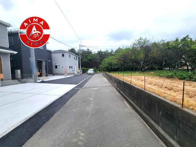 福津市花見の里3丁目第5-3棟（1号棟）の外観|前面道路含む現地の写真です。