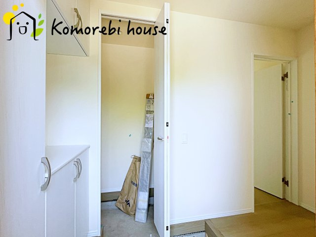 第1　見沼区東宮下　新築一戸建て　ハートフルタウン　Aの玄関|収納もある玄関です