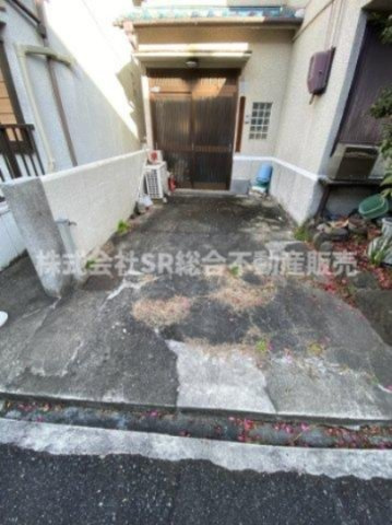 日下町3丁目中古戸建の駐車場|お車をお持ちの方には必要な駐車場がございます！自転車・バイク置場としても使えます！