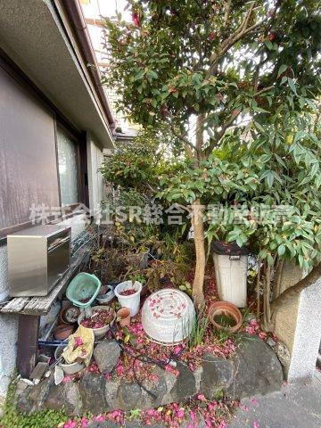 日下町3丁目中古戸建の庭|手入れをすれば家庭菜園もできそうな小さい庭があります！