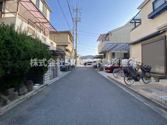 日下町3丁目中古戸建の前面道路含む現地写真|弊社は中古戸建のご紹介、その後のリフォームのご提案、
賃貸物件のご紹介、すべてご対応可能です。
お客様にあったプランをご提案致します。
まずはお問合せ下さいませ。
