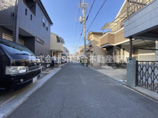 日下町3丁目中古戸建の前面道路含む現地写真|リフォームや住宅ローン・東大阪市の不動産の事なら弊社にお任せ下さいませ！
各地域の特徴・グルメ・裏道やその他、細かい情報等も熟知した
東大阪市出身のスタッフが新生活を送るお客様をサポート致します！