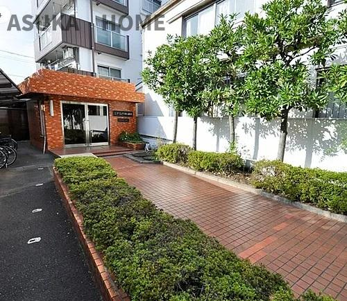 エスペランサ第６綱島のエントランス|エントランスまで綺麗に整備されて、ベビーカーやお年寄りにも安心ですね。