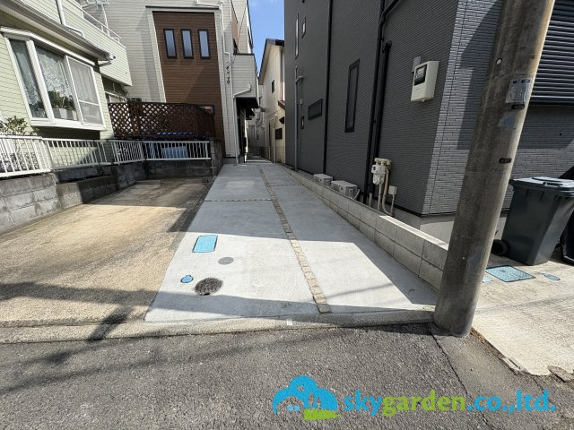 藤沢市片瀬　新築戸建　全1棟の駐車場|車種により２台駐車可能（要サイズ確認）