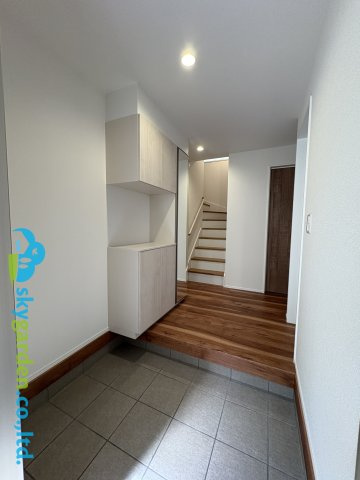 藤沢市片瀬　新築戸建　全1棟の玄関|きれいな玄関です