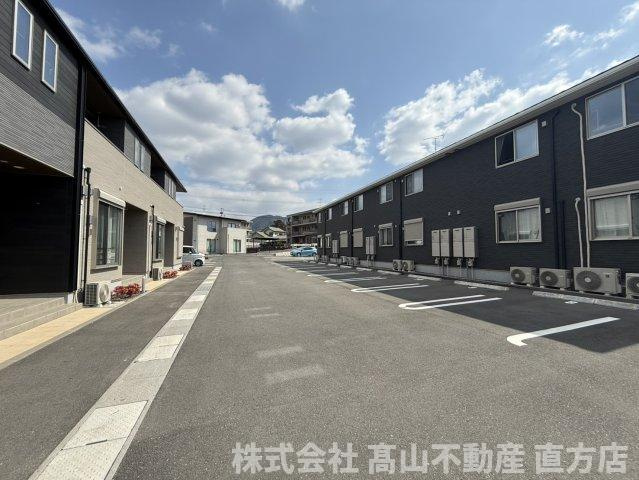 北九州市八幡西区馬場山緑のアパートの駐車場
