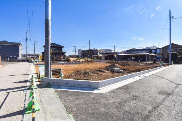 コンフォートプレイス川越市下松原2期　全2区画の前面道路含む現地写真|二世帯住宅や平屋、ガレージ、広いお庭など、様々なプランに対応できます。
空を広く感じられる、のびのびとしたロケーションです。