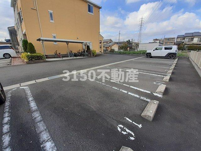 エスポワール六条北の駐車場