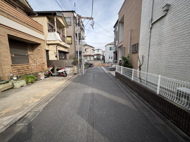 江戸川区中葛西2丁目　再建築不可売地の前面道路含む現地写真