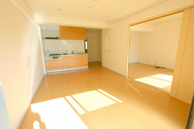 【居間・リビング】 | パークヴィラ | ※同タイプの写真となり、実際のお部屋とは異なる場合があります