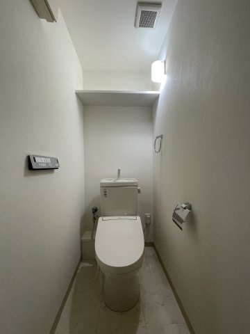 アルファステイツ市駅西のトイレ|白をベースにしたクリーンな印象のトイレで、毎日を心地よくお過ごしいただけます。丁寧に使われてきた清潔感あふれる空間となっており、コンパクトな動線で日々の手入れもしやすく綺麗な状態を保ちやすいです。